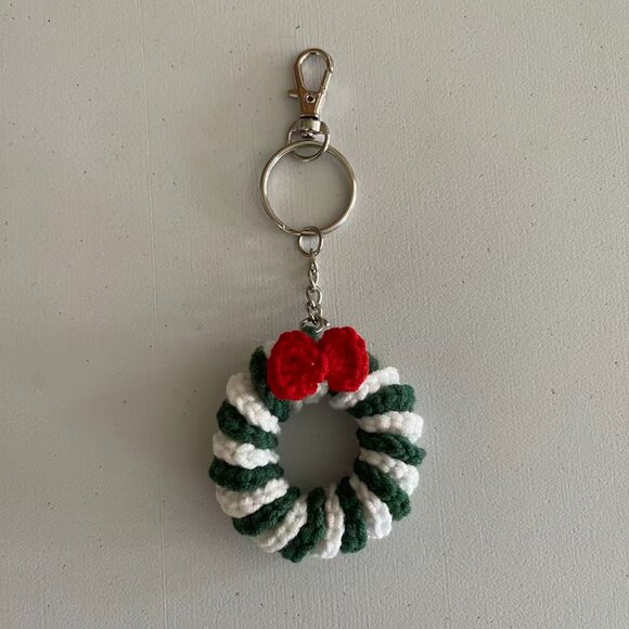 Set of 4 Handmade crochet Christmas wreath keychain ornament - Picture 5 of 8